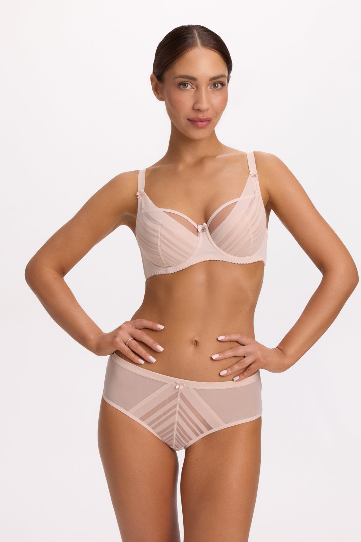 Pärl-beež klassikalised püksikud Alicia | GAIA | MySalvio